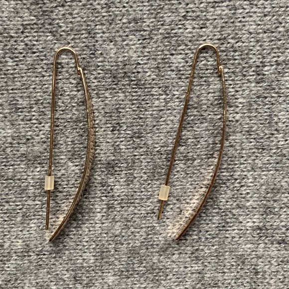 Gold plated curved earrings - Picture 4 of 5